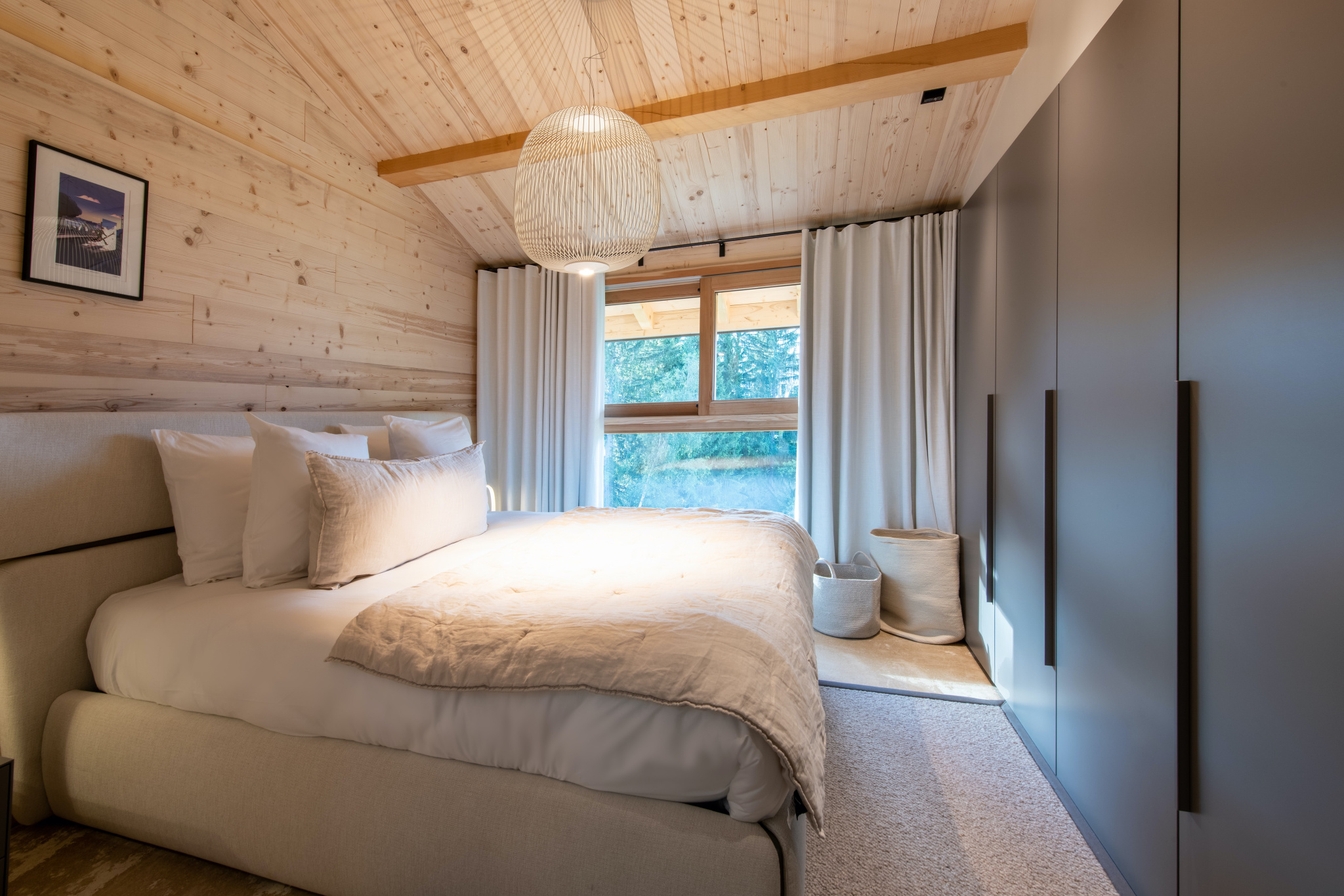 Chambre principale du chalet avec literie de luxe