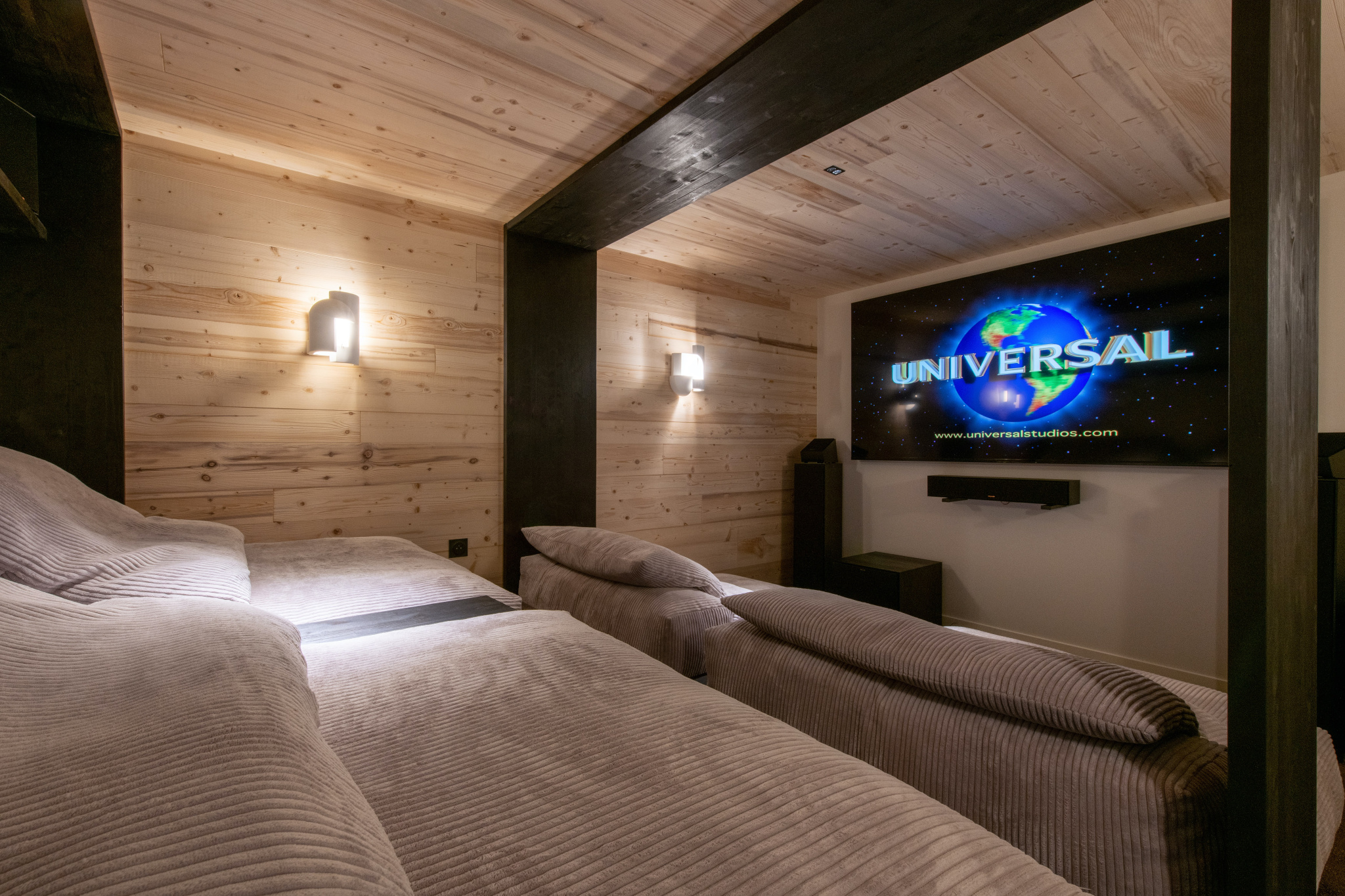 Home cinéma avec écran géant et système audio