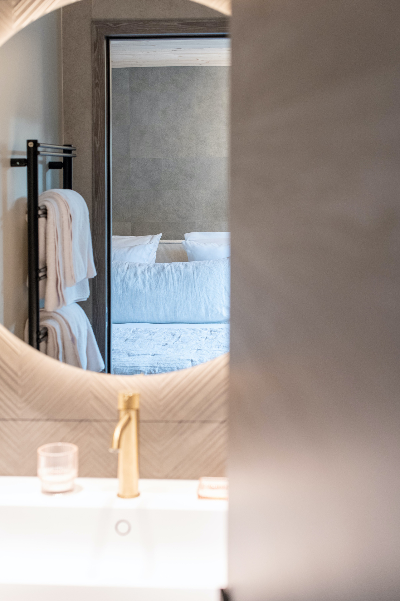 Détail salle de bain avec robinetterie dorée