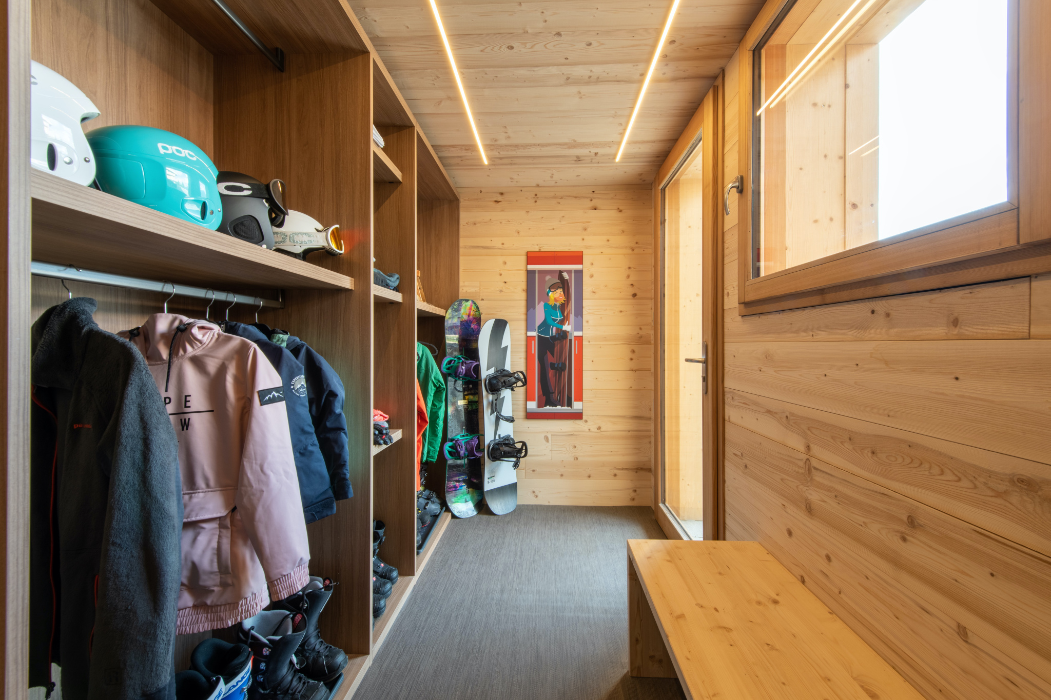 Ski room avec rangement équipements et snowboards