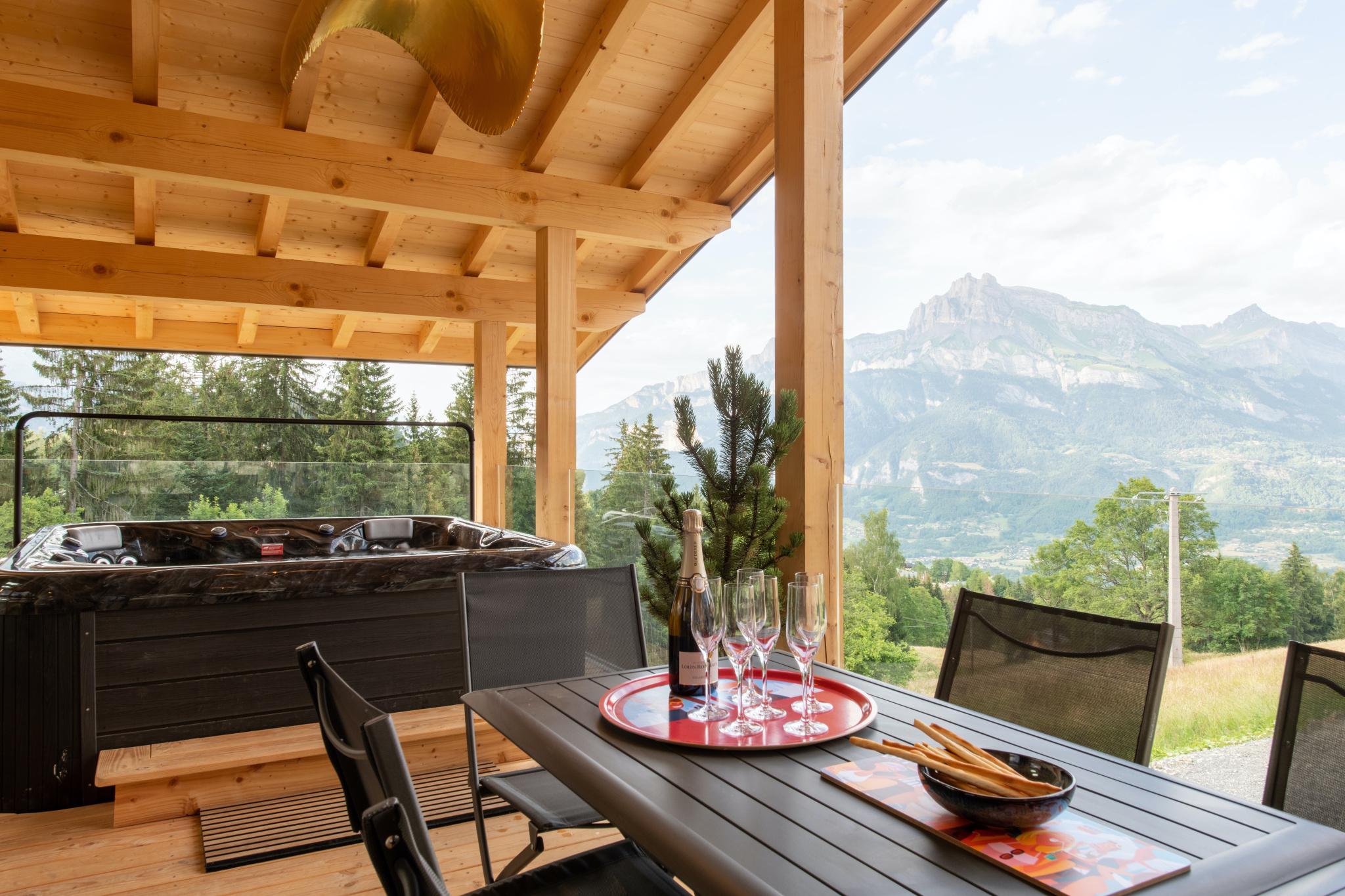 Terrasse avec jacuzzi et vue panoramique sur les Alpes